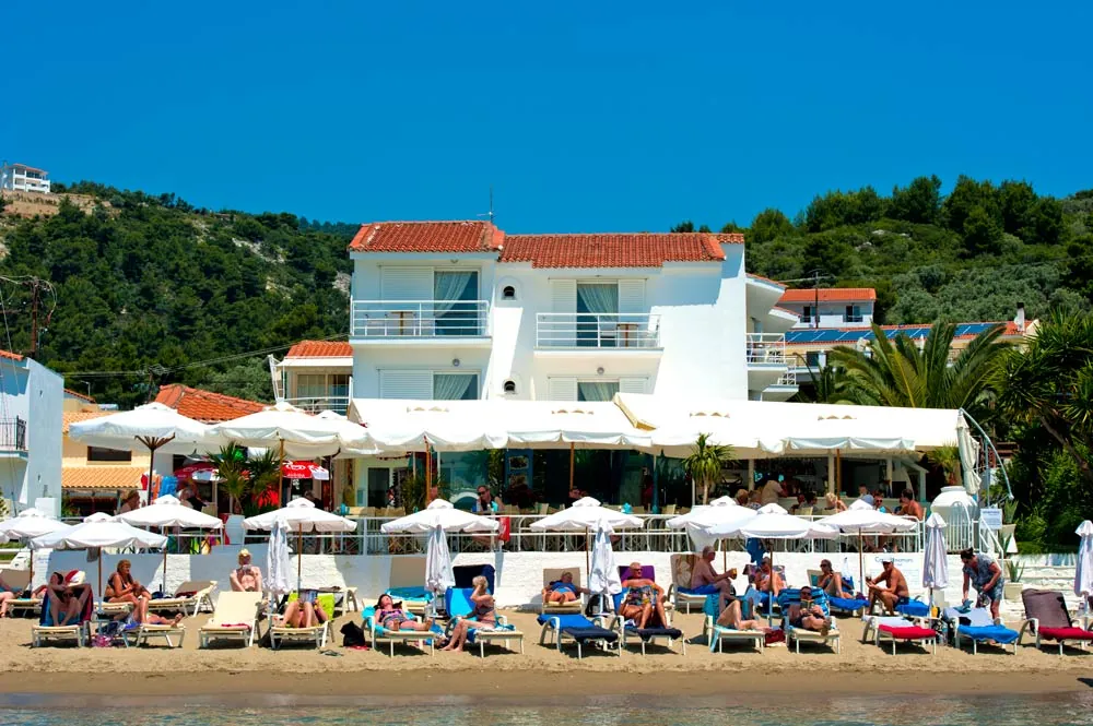 Anemoni Beach Hotel behind its row of umbrellas on Megali Ammos beach