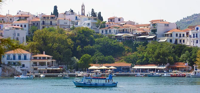 Η παλιά πόλη της Σκιάθου πάνω από το λιμάνι, με ένα καΐκι